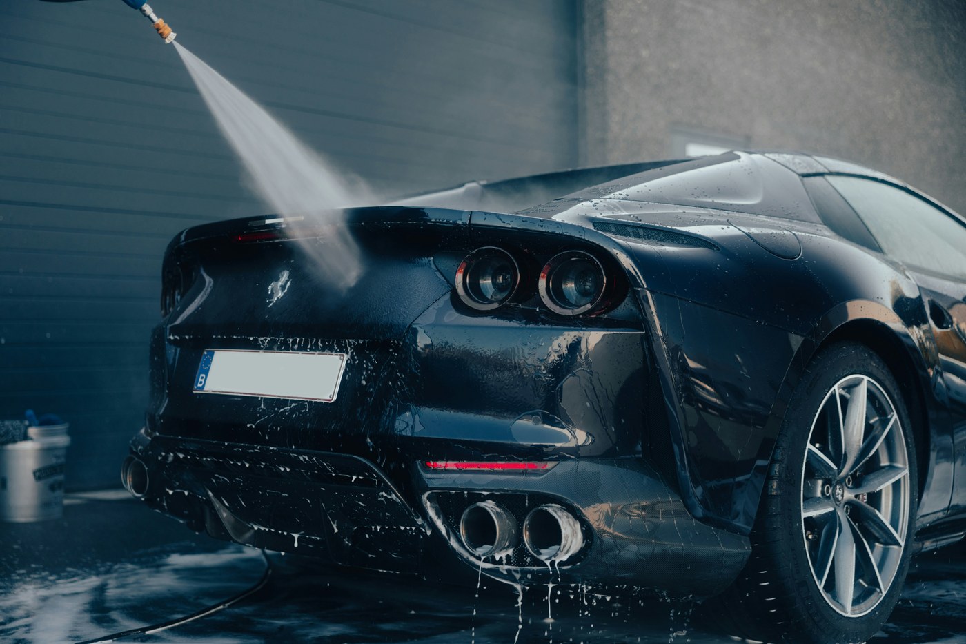 Lavage professionnel d’une voiture noire
